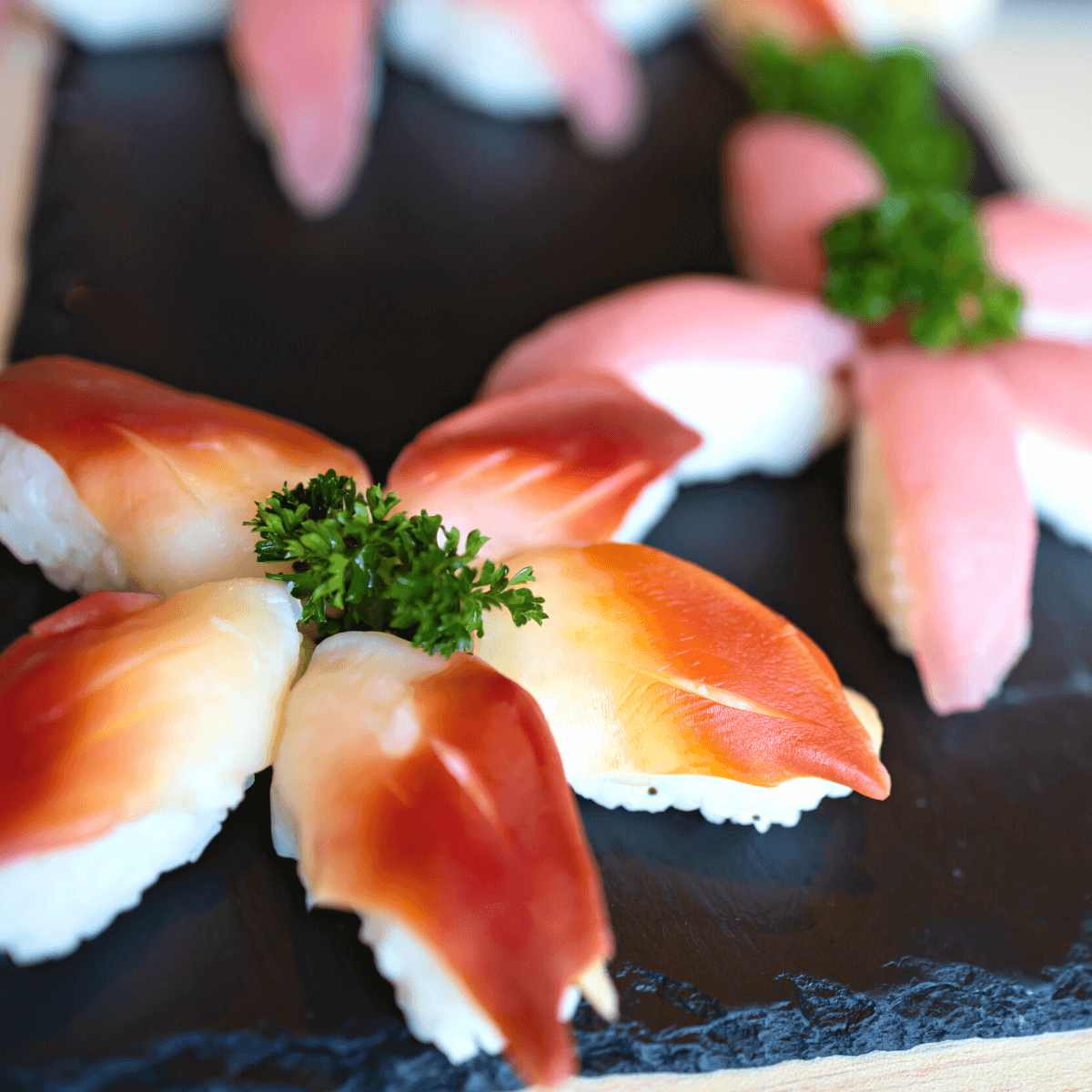 Nigiri sushi sò đỏ cắt lát tươi ngon, đậm đà vị ngọt sữa
