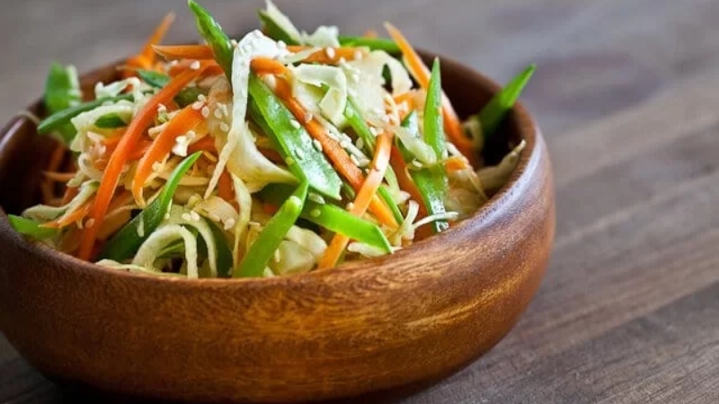 Dùng sốt Ponzu để trộn Salad