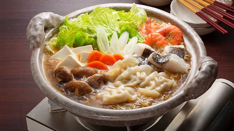 Yosenabe là món lẩu trong đó nhiều nguyên liệu