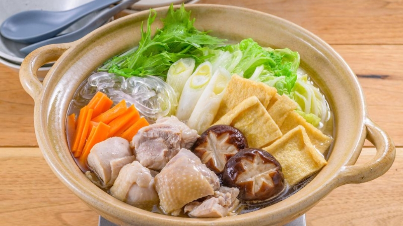 Mizutaki là món lẩu trong đó thịt gà và rau được ninh trong nước