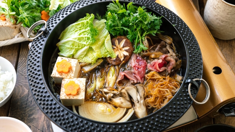 Sukiyaki là món lẩu truyền thống của Nhật Bản