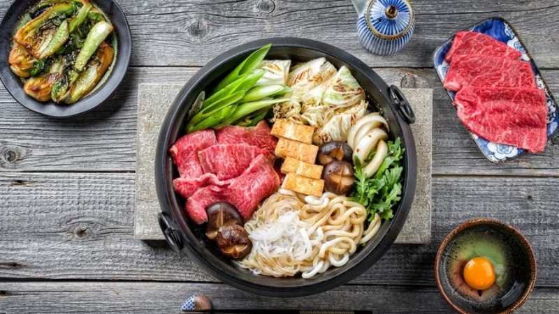 Các nguyên liệu cần có trong một nồi lẩu Sukiyaki