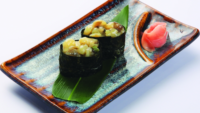 Đặt một ít Tako Wasabi lên cuộn Sushi và thưởng thức