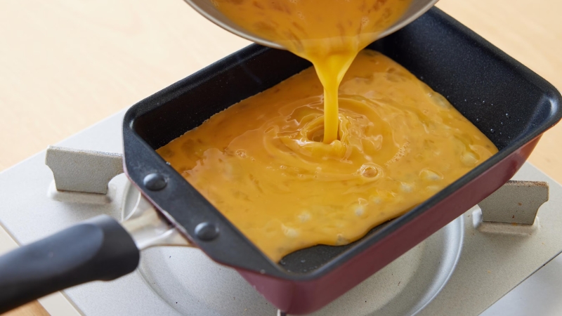 Làm nóng chảo cho một lớp mỏng vào chảo