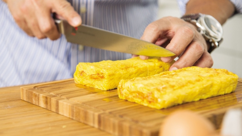 Để nguội một chút rồi cắt thành từng khoanh