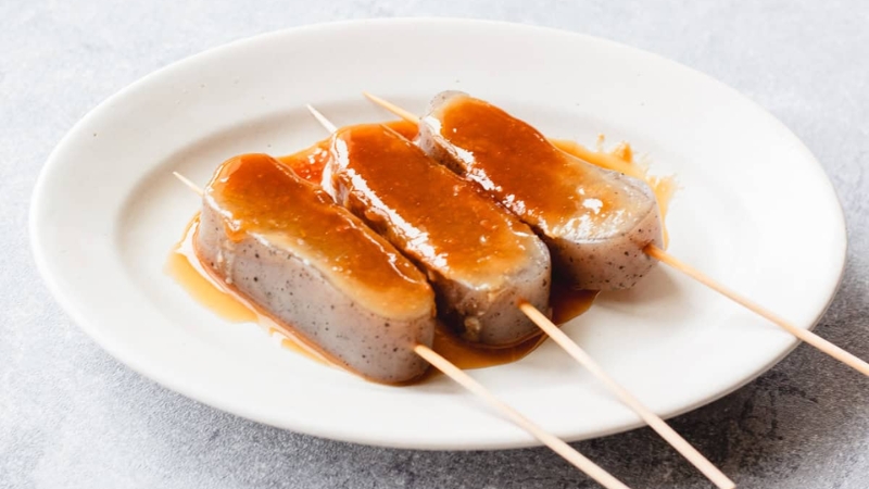 Thạch nưa được xiên que, nướng sơ và phết sốt