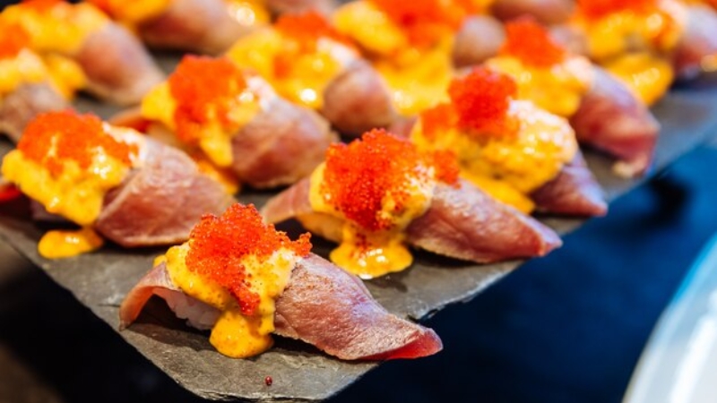 Trứng Ebiko thường làm topping cho các món Sushi