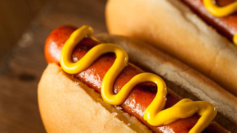 Mù tạt vàng thường làm sốt cho các món như Hotdog