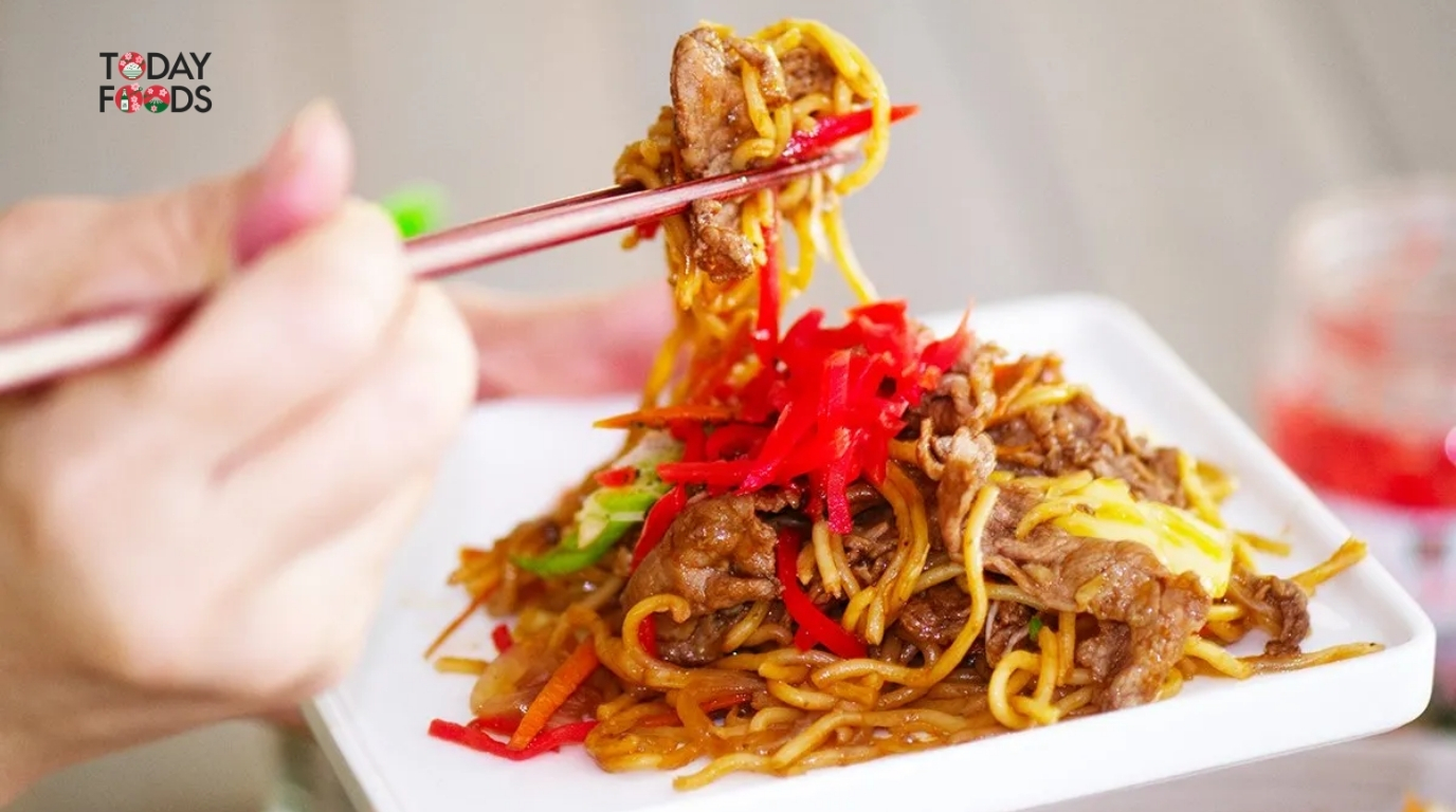 Xào mì cùng nước sốt Yakisoba Otafuku