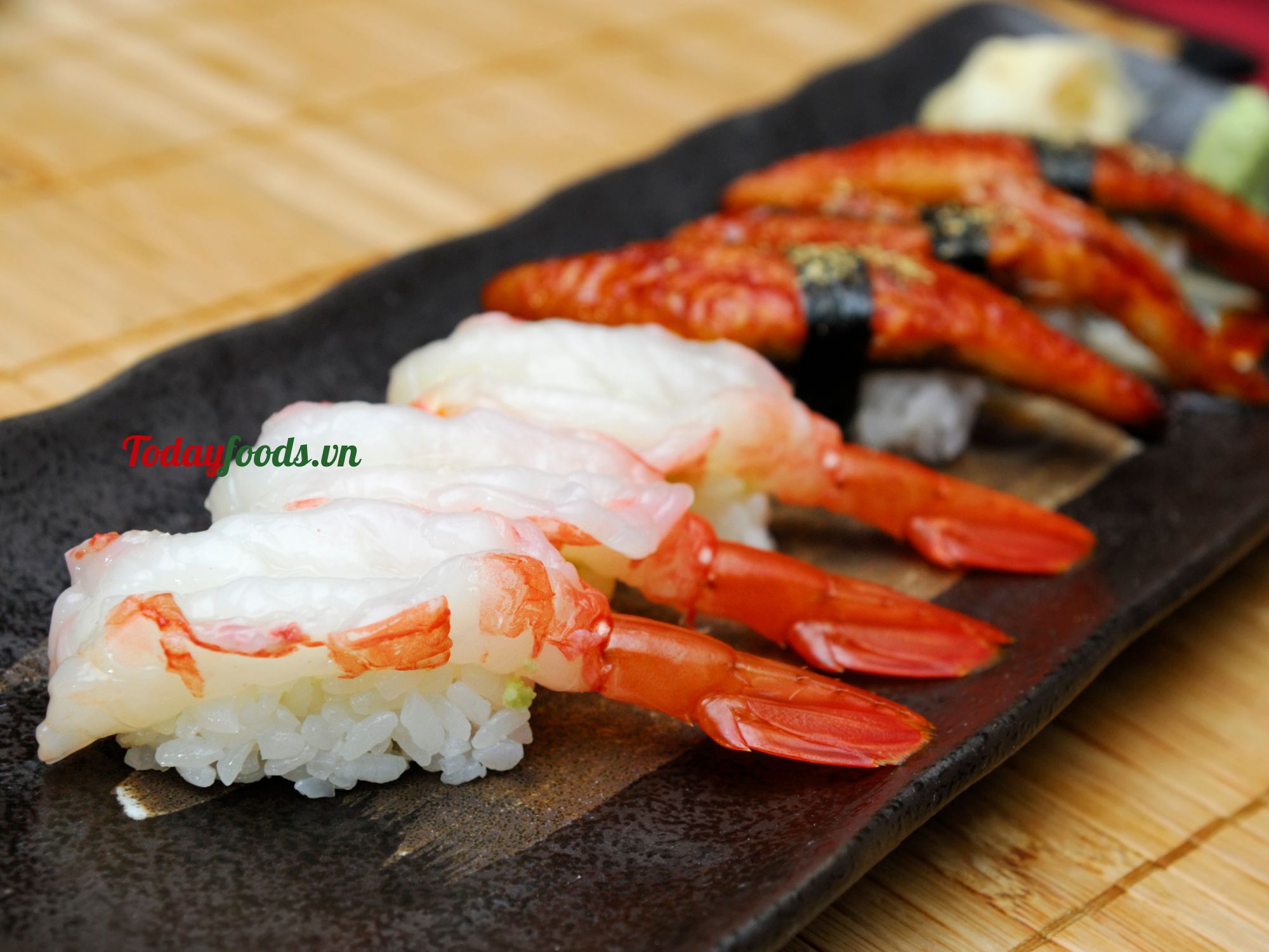 Nigiri sushi tôm xẻ bướm với hương vị tươi ngon cùng tạo hình đẹp mắt