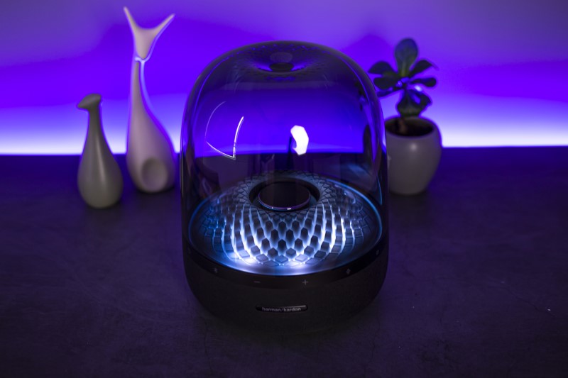 ảnh thực tế thiết kế trong suốt loa aura 4