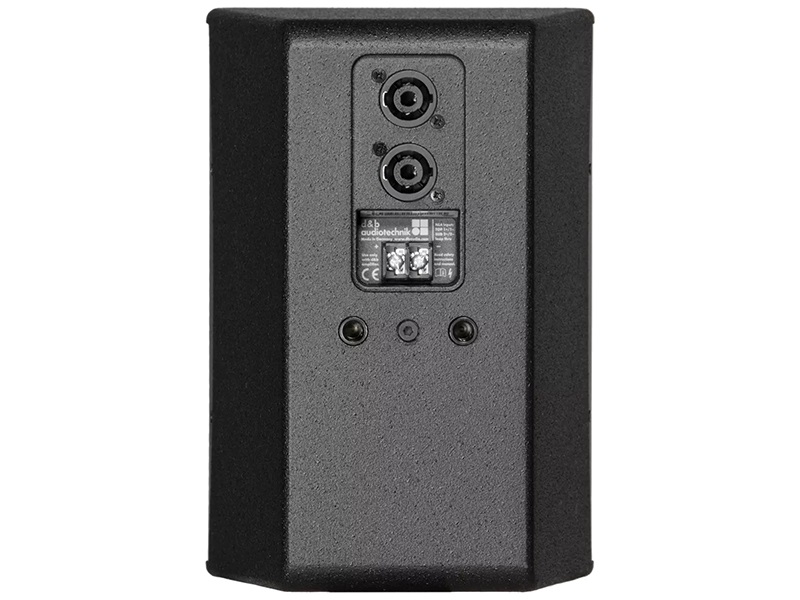 Loa d&b 4S được trang bị 2 cọc kết nối