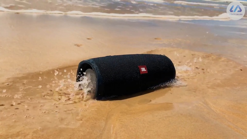 để loa trong môi trường ẩm ướt hoặc ngâm nước quá mức