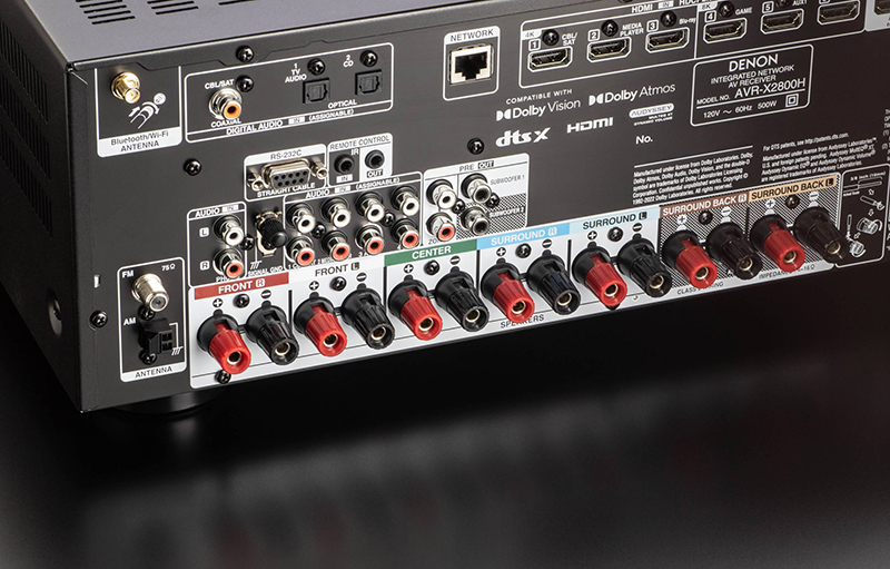 Nhà sản xuất Denon hỗ trợ đầy đủ các cổng ra, ngõ vào âm thanh ở phía sau amply