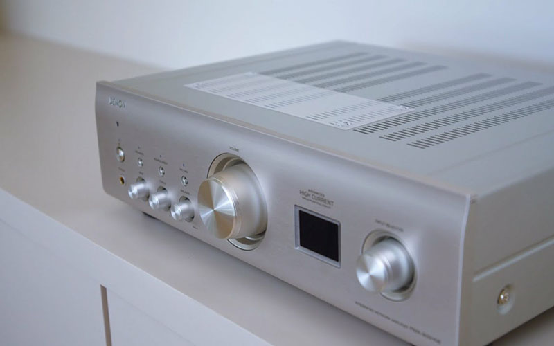 Màu bạc sang trọng của amply Denon PMA - 900HNE