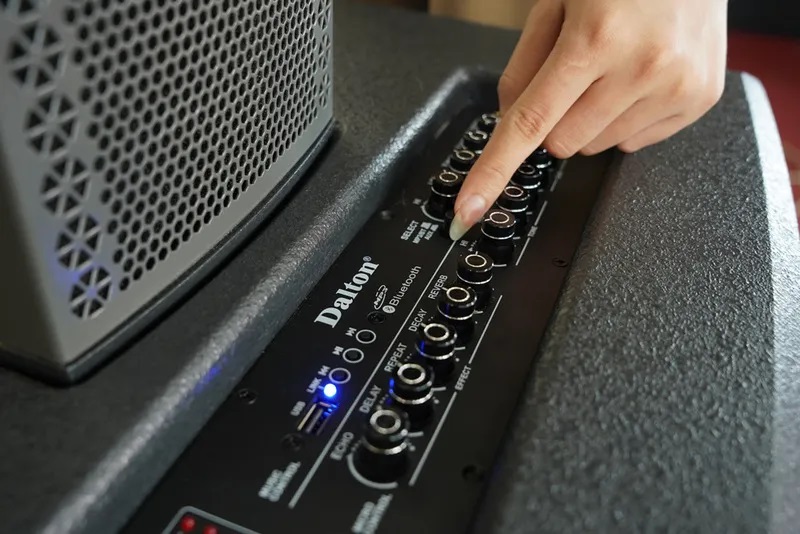 điều khiển dễ dàng với bộ loa dalton la8-s118 và la8-f605