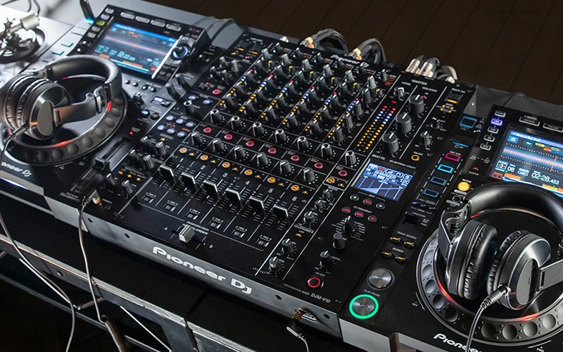 Bàn DJ Pioneer DJM-V10 kết nối