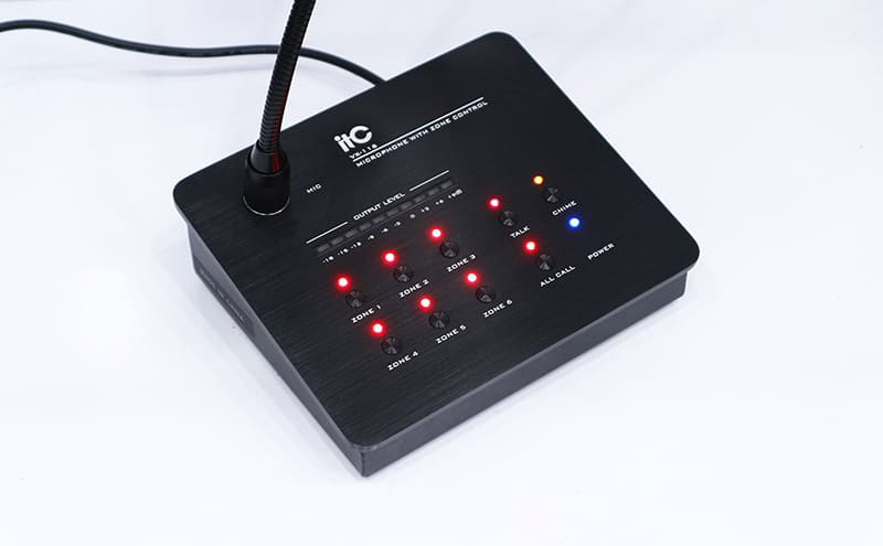 Micro với các núm điều chỉnh âm thanh