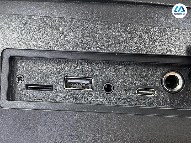 cổng kết nối của loa monster