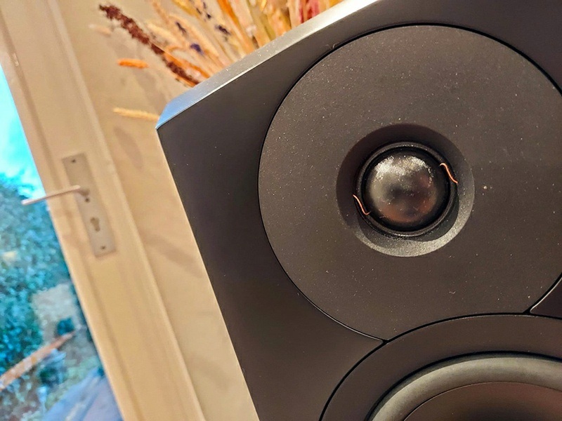 Loa Bookshelf Dynaudio Emit 10