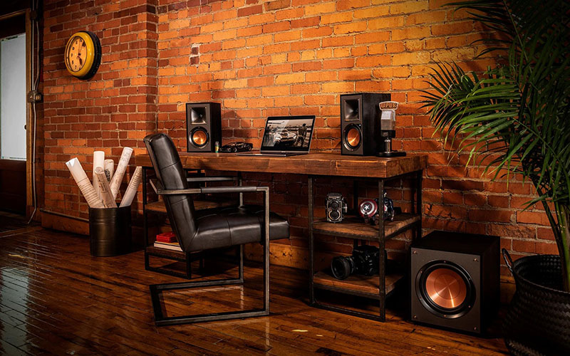 Klipsch R-121SW đặt tại phòng khách