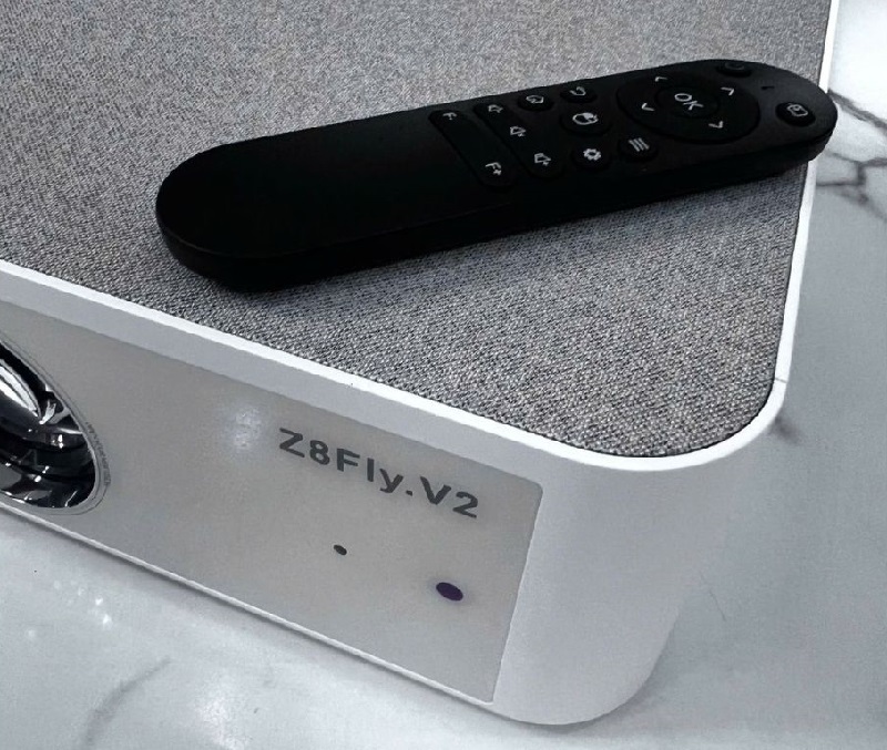 máy chiếu z8 fly v2 tích hợp hệ điều hành android tv