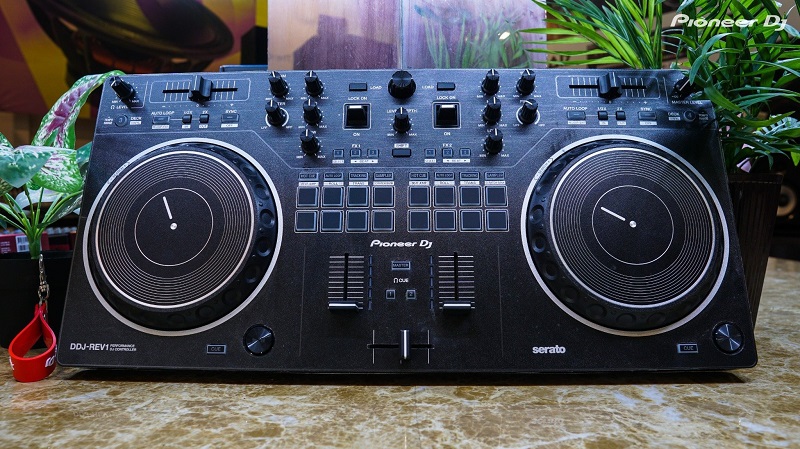 Pioneer DDJ REV1 phù hợp với người mới chơi 