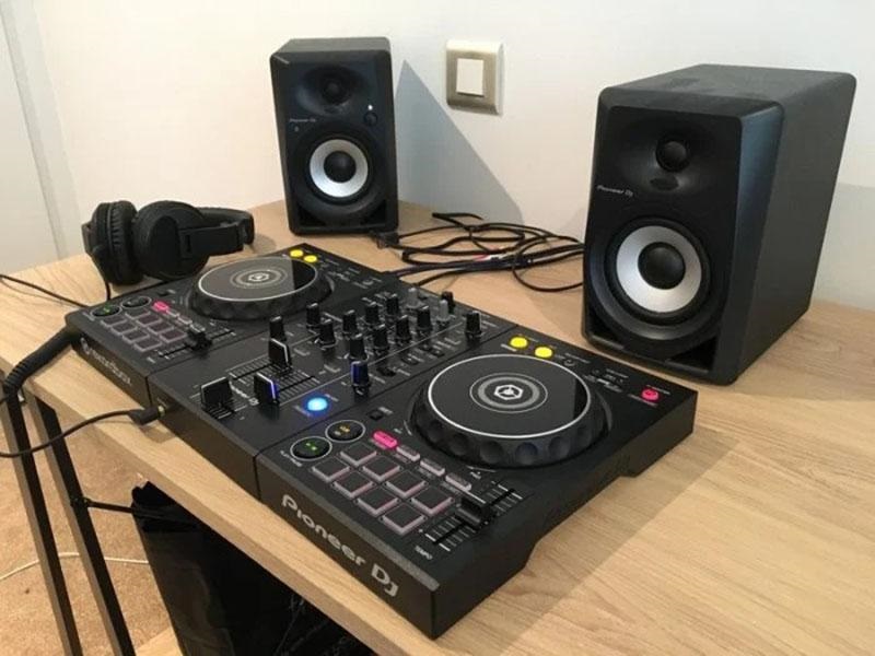 Pioneer DM-40D-BT khi phối ghép với bàn DJ