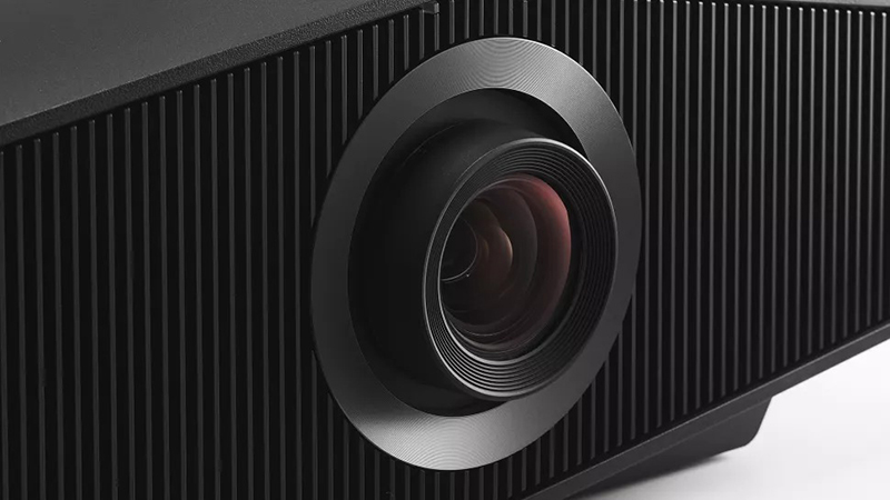 Máy chiếu 4K Sony VPL-XW7000 trang bị ống kính zoom động cơ