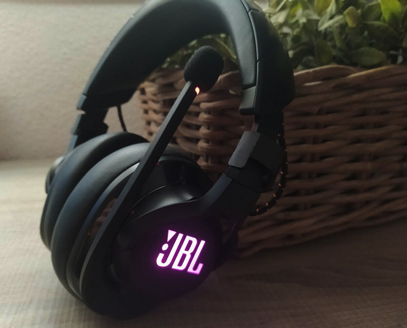 JBL Quantum 610 Wireless nổi bật