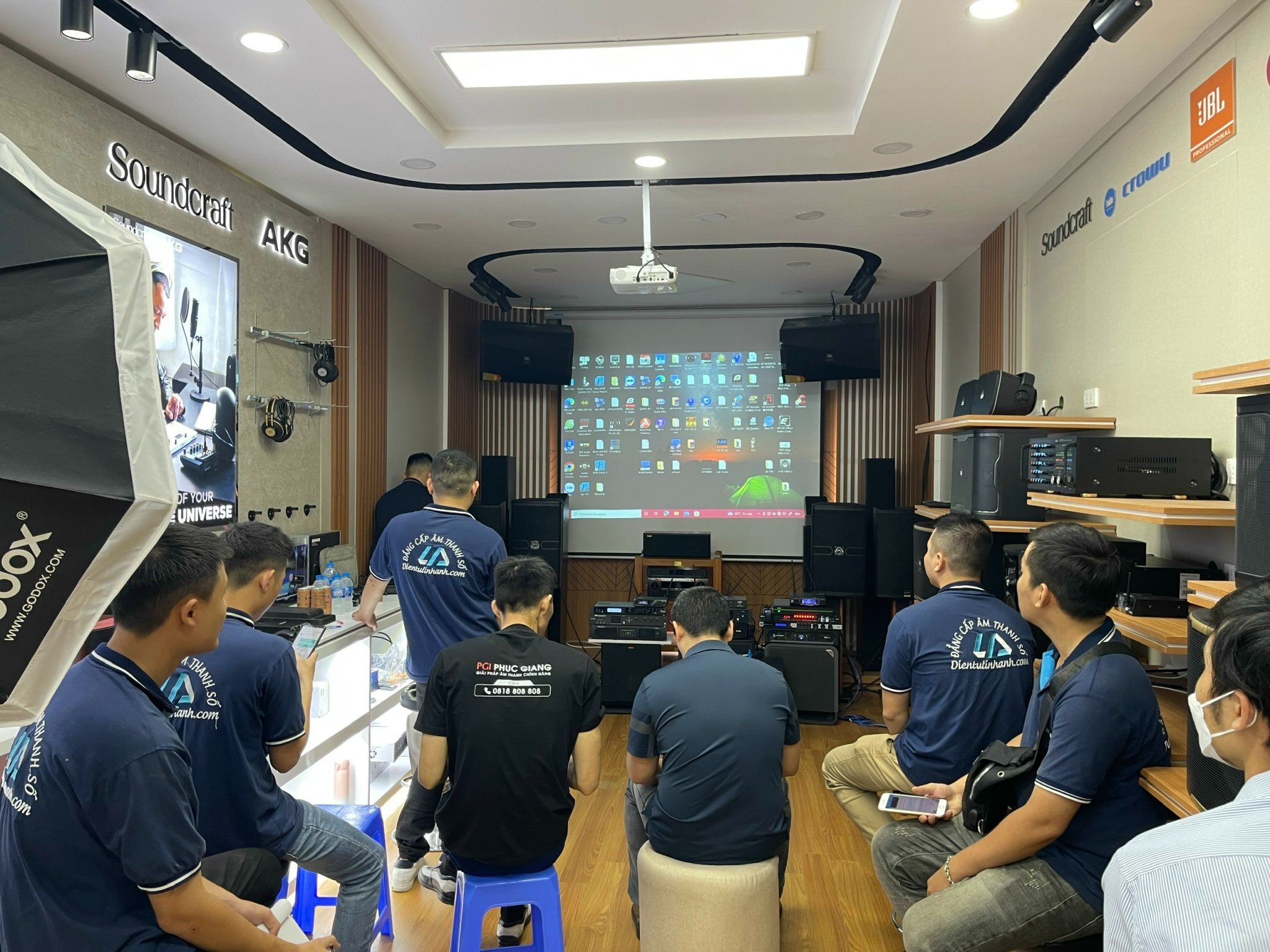 Điện tử Linh Anh tổ chức Training setup dàn karaoke