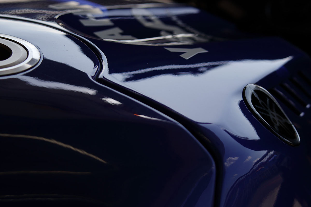 Chụp ảnh với xe moto