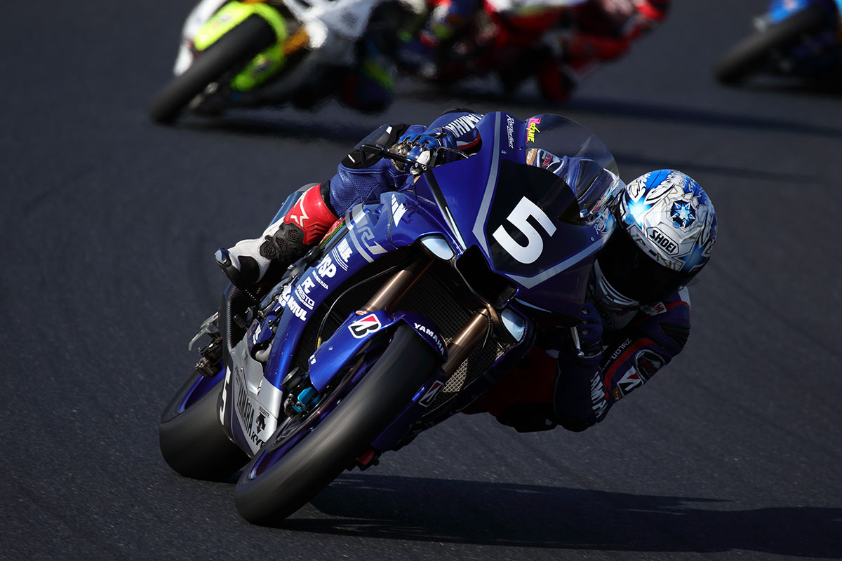 Chụp ảnh với xe moto