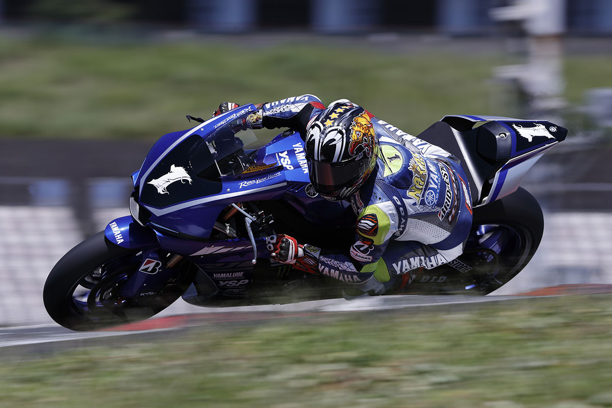 Chụp ảnh với xe moto