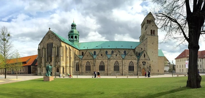 Bụi hồng nghìn tuổi vẫn ra hoa ở Đức 1