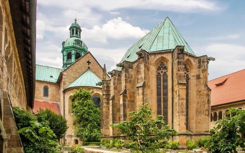 Bụi hồng nghìn tuổi vẫn ra hoa ở Đức 2