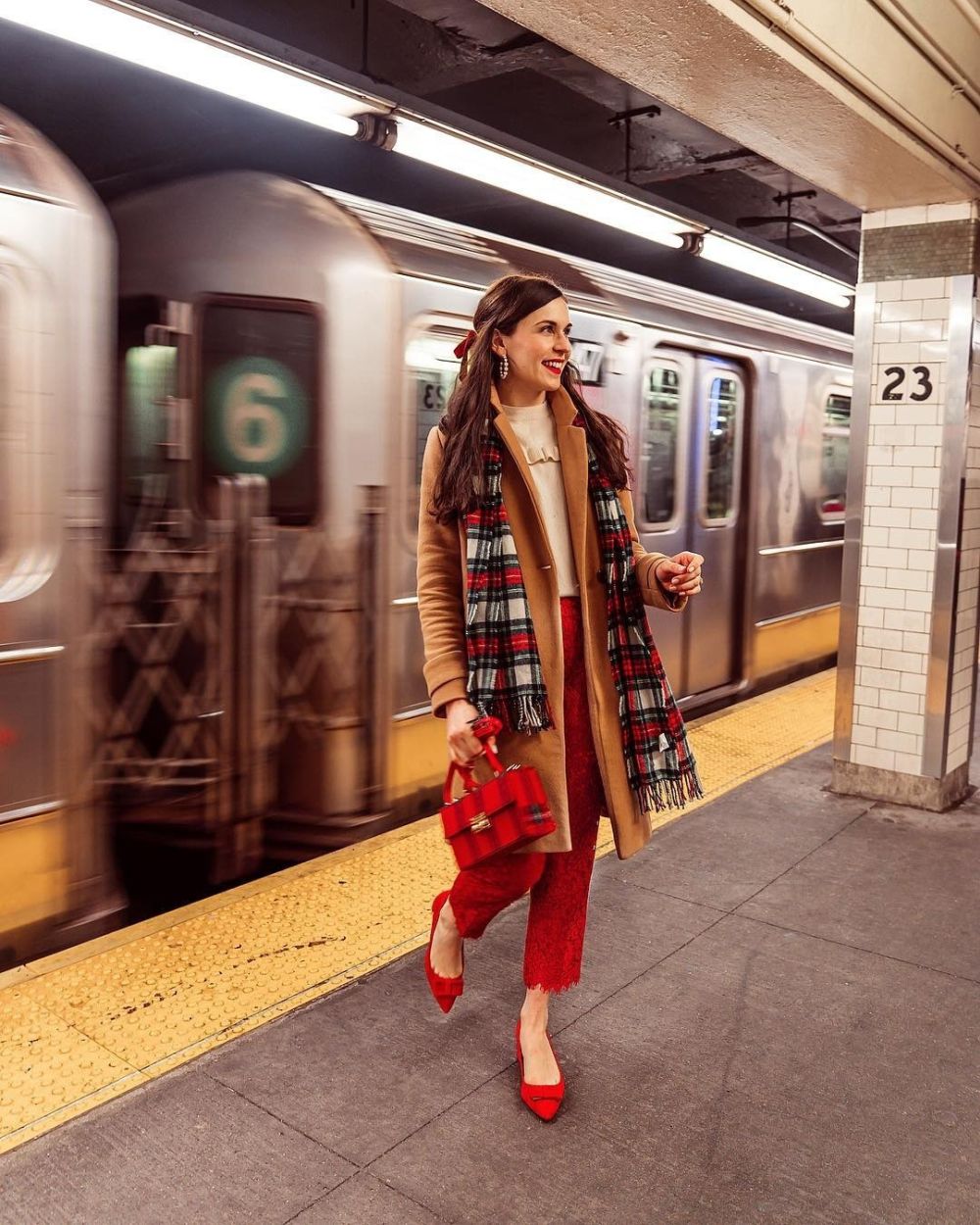 Hệ thống tàu điện ấn tượng nhất thế giới - Ảnh 13