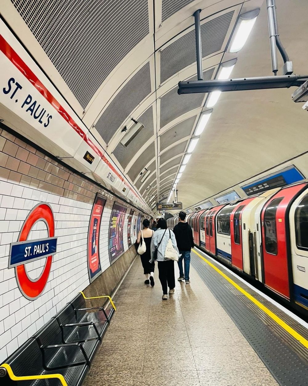 Hệ thống tàu điện ấn tượng nhất thế giới - Ảnh 2