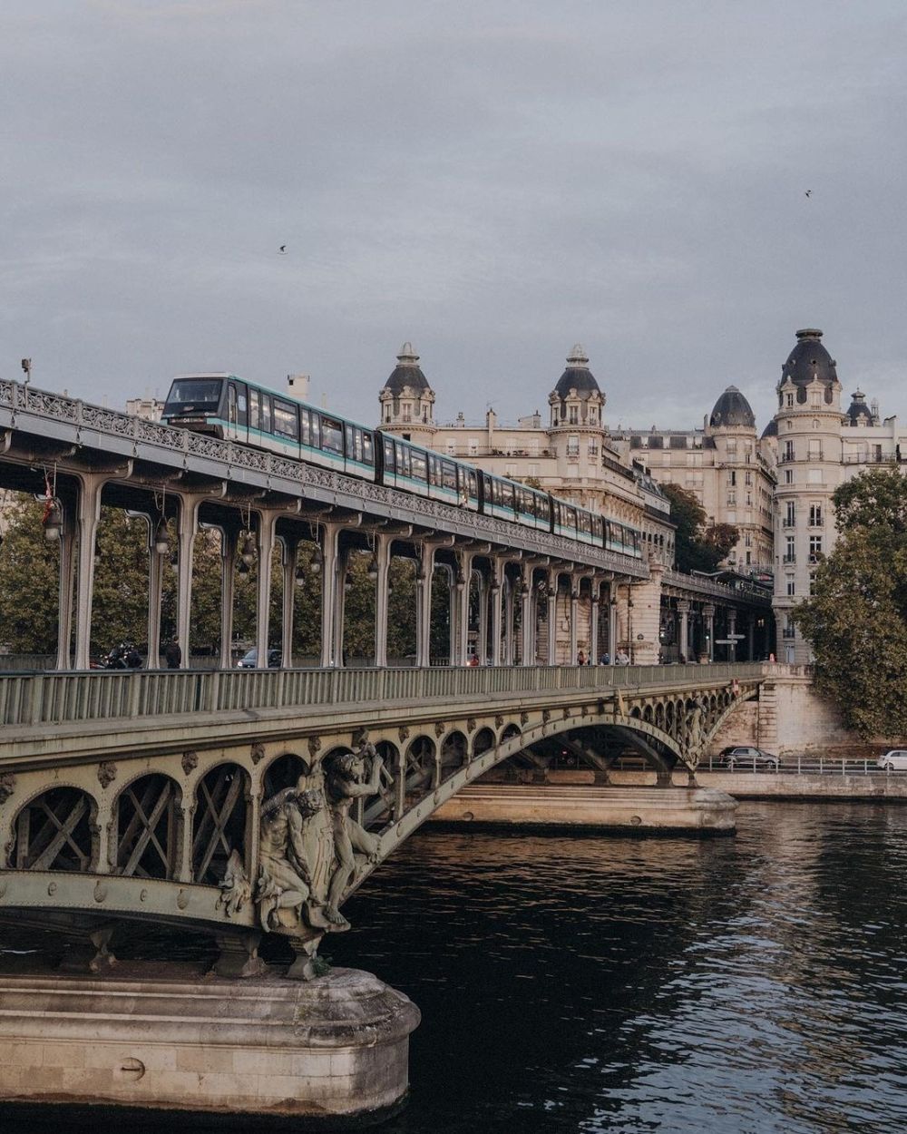 Hệ thống tàu điện ấn tượng nhất thế giới - Ảnh 8