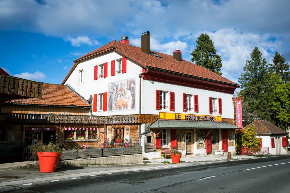 Khách sạn cho du khách ngủ ở hai quốc gia cùng lúc 1