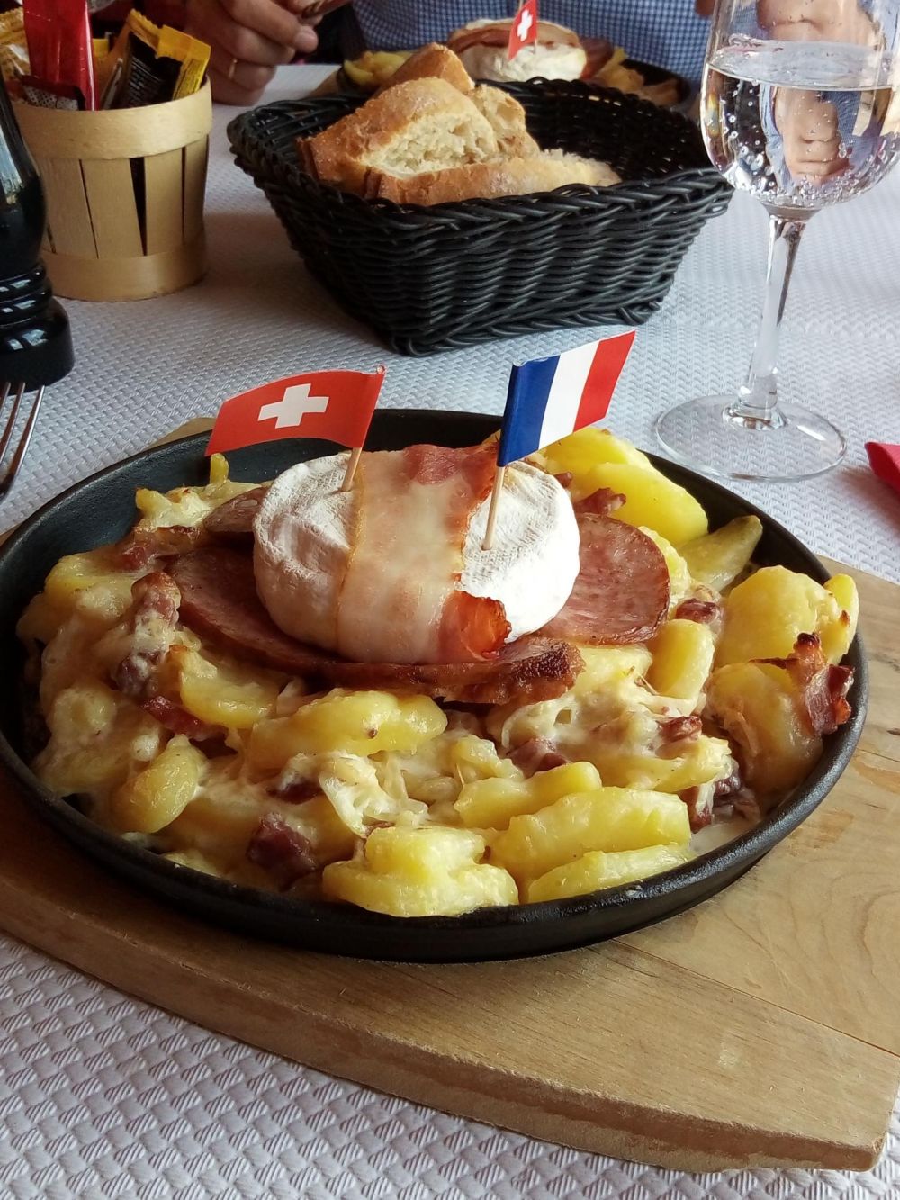 Khách sạn cho du khách ngủ ở hai quốc gia cùng lúc 7