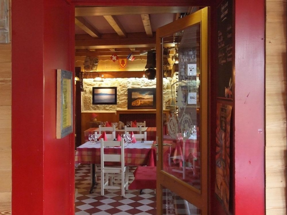 Khách sạn cho du khách ngủ ở hai quốc gia cùng lúc 8