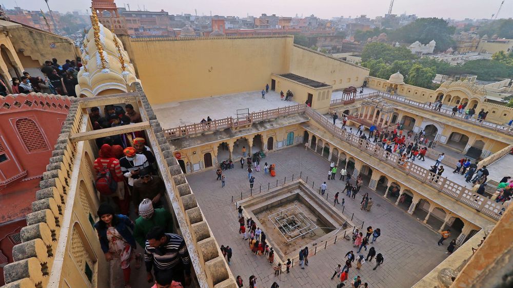 Khám phá bên trong cung điện gần 1.000 cửa sổ ở Ấn Độ ảnh 7