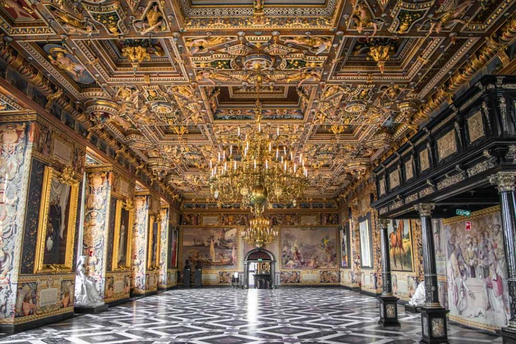 Khám phá những tòa lâu đài đẹp nhất thế giới 2