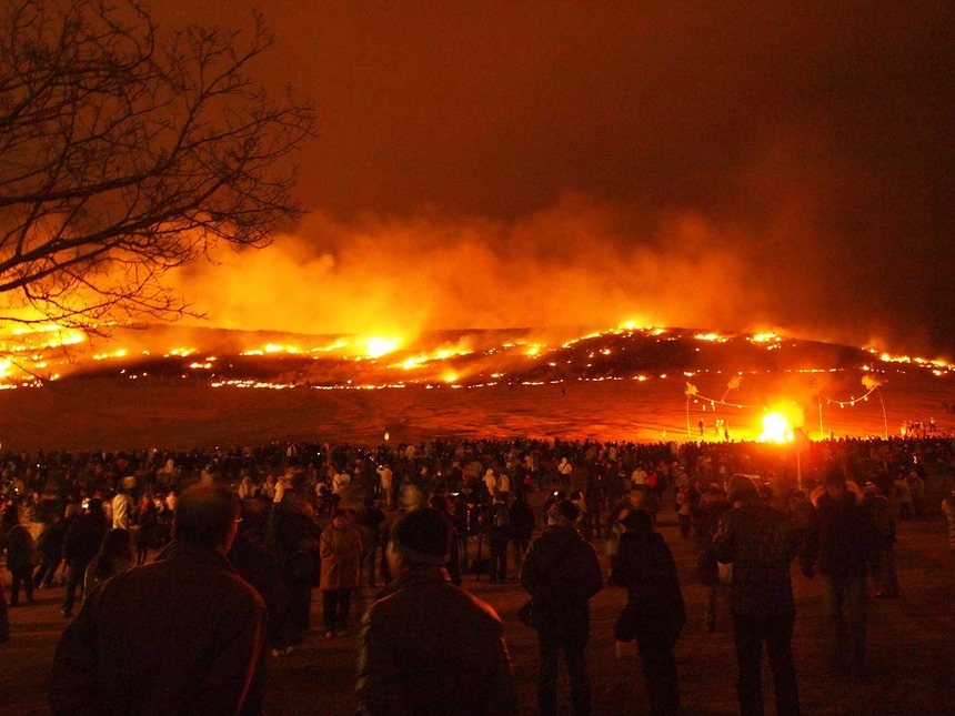 Lễ hội đốt núi ở Nhật Bản 10