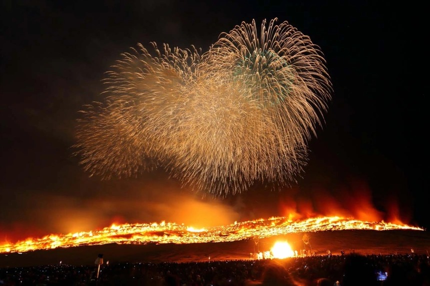 Lễ hội đốt núi ở Nhật Bản 9