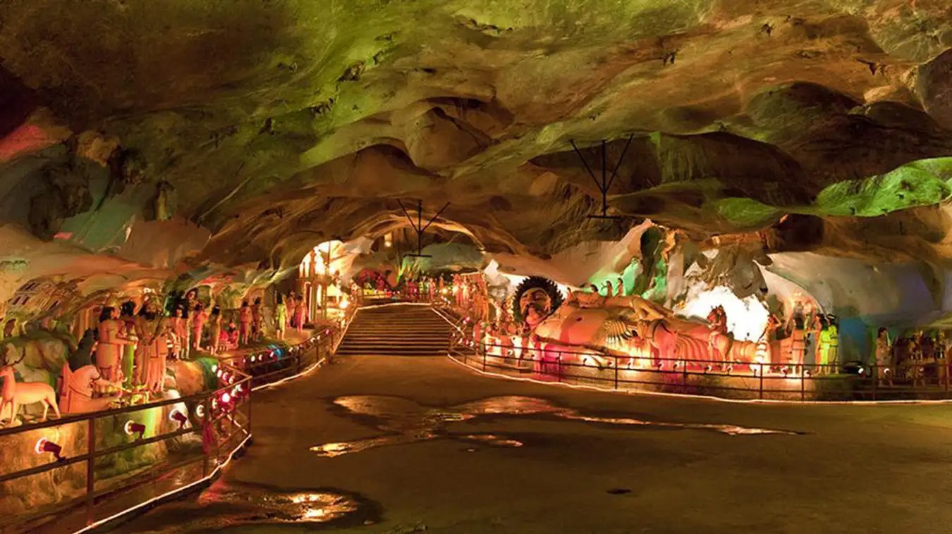 Mê hoặc với chiếc thang lên thiên đường ở động Batu, Malaysia 9