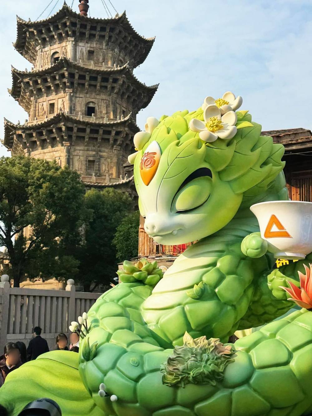 Ngỡ ngàng hàng loạt linh vật rắn gây bão tại Trung Quốc ảnh 1