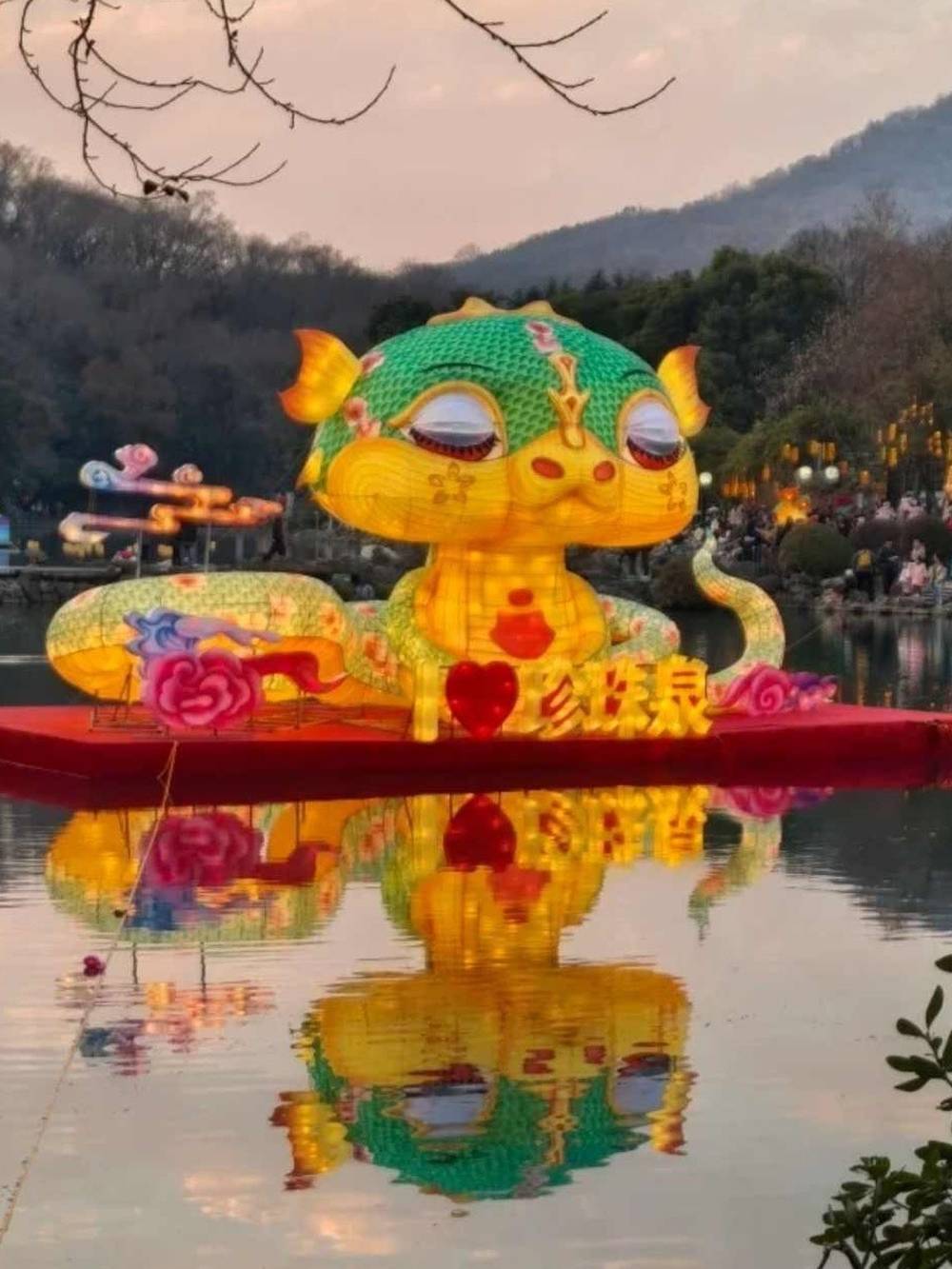 Ngỡ ngàng hàng loạt linh vật rắn gây bão tại Trung Quốc ảnh 10