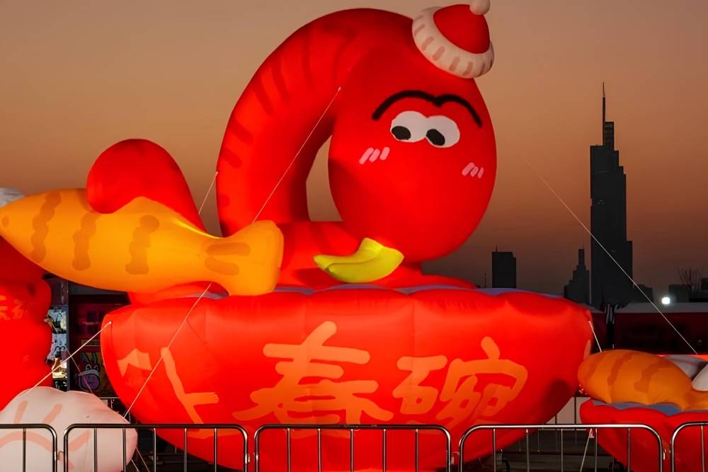 Ngỡ ngàng hàng loạt linh vật rắn gây bão tại Trung Quốc ảnh 17